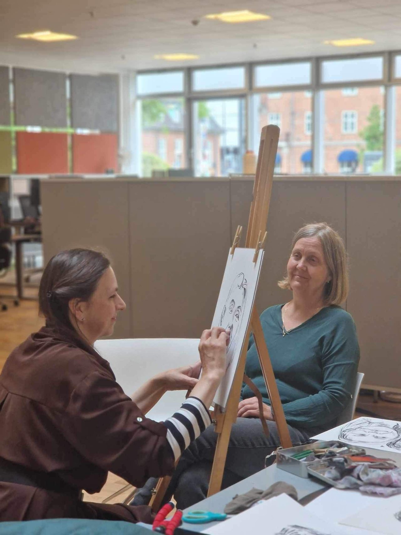 Dagmar Kruskova tegner karikaturer til et arrangement